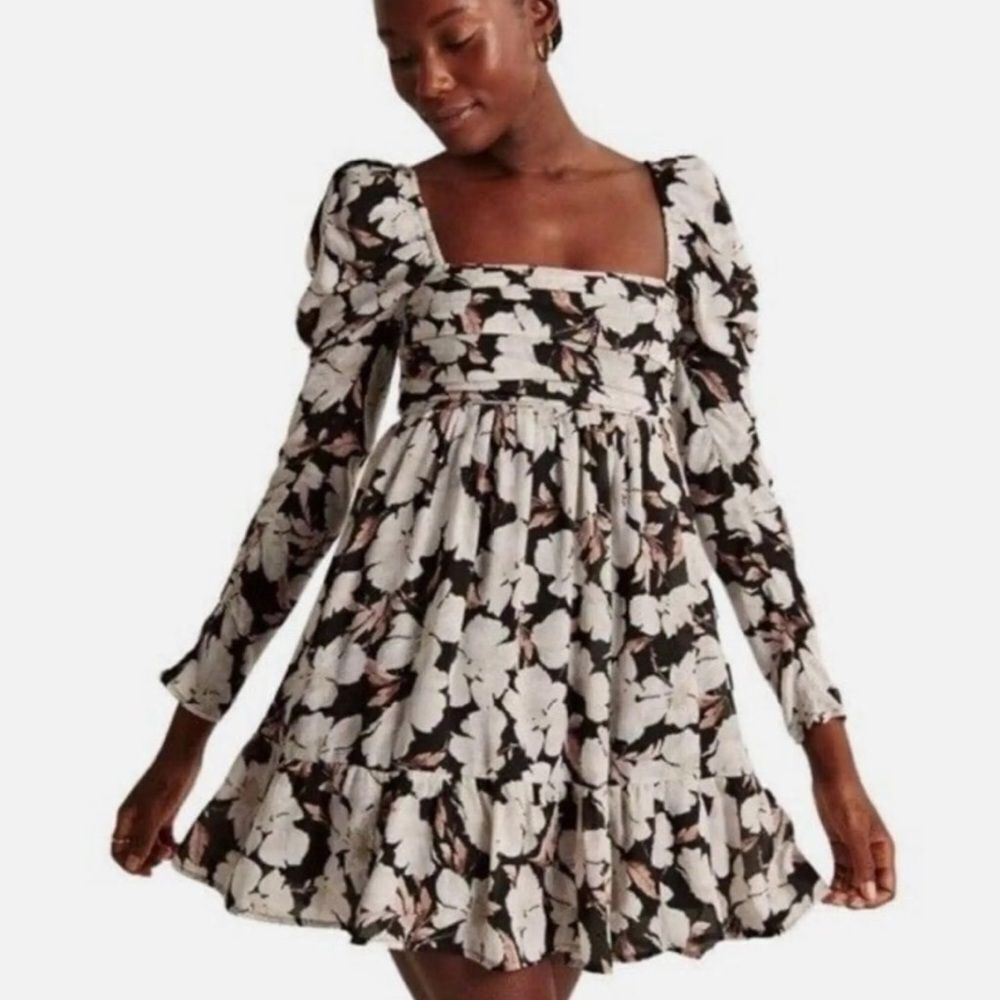 Abercrombie & Fitch Black and White Floral Blouse size extra small new with tags